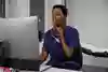Sköterska som sitter vid dator och har videosamtal.