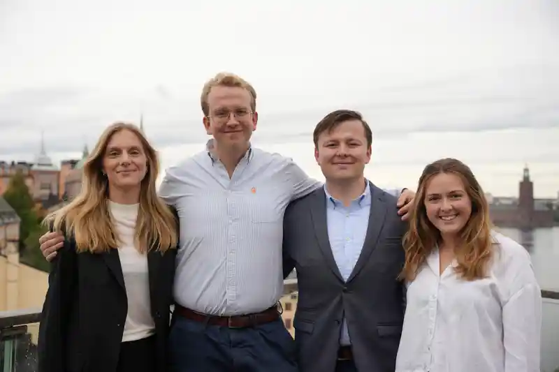 En grupp människor som står bredvid varandra.