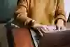 Händer som skriver på en laptop.
