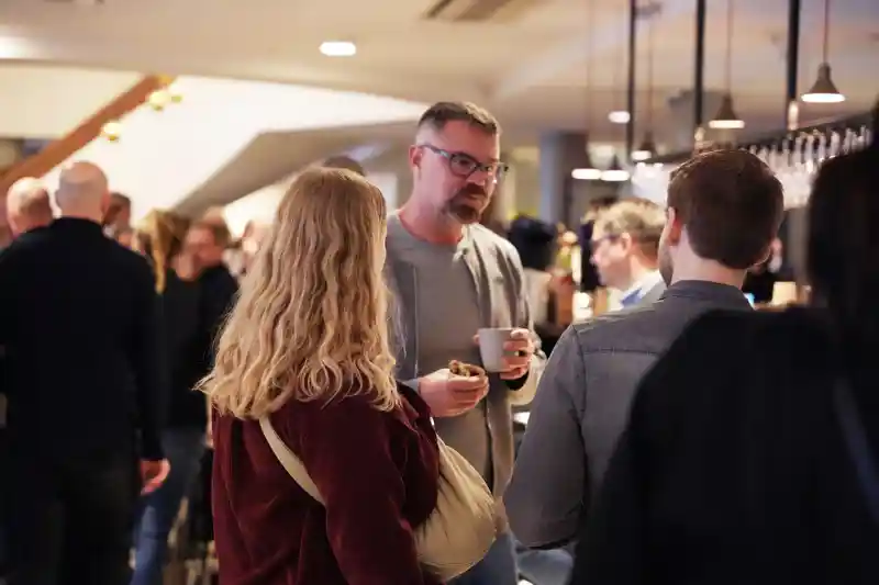 En grupp människor som står i ett rum.