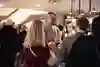 En grupp människor som står i ett rum.