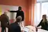 En grupp människor som sitter runt ett bord.