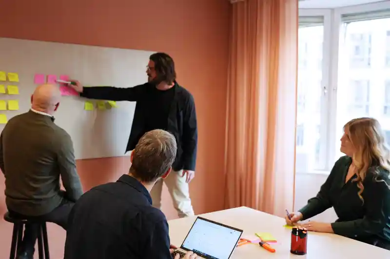 En grupp människor som sitter runt ett bord.