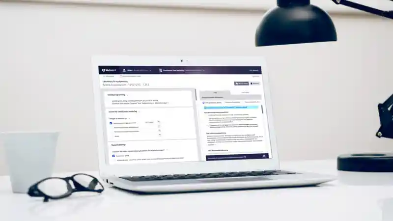 Bärbar dator med Webcert på skärmen.