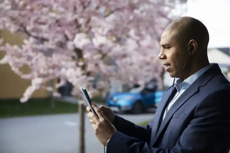 Person håller en mobiltelefon