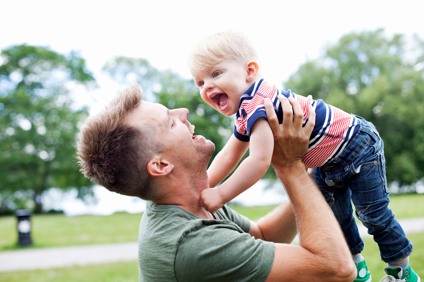 Bild på ett barn och två föräldrar