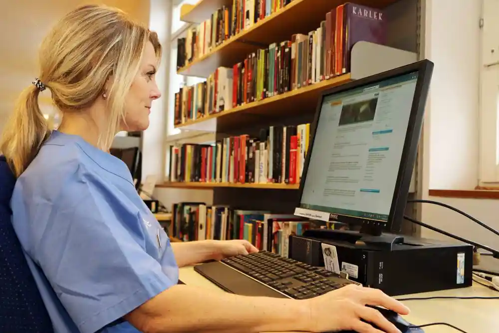 Sjuksköterska framför dator