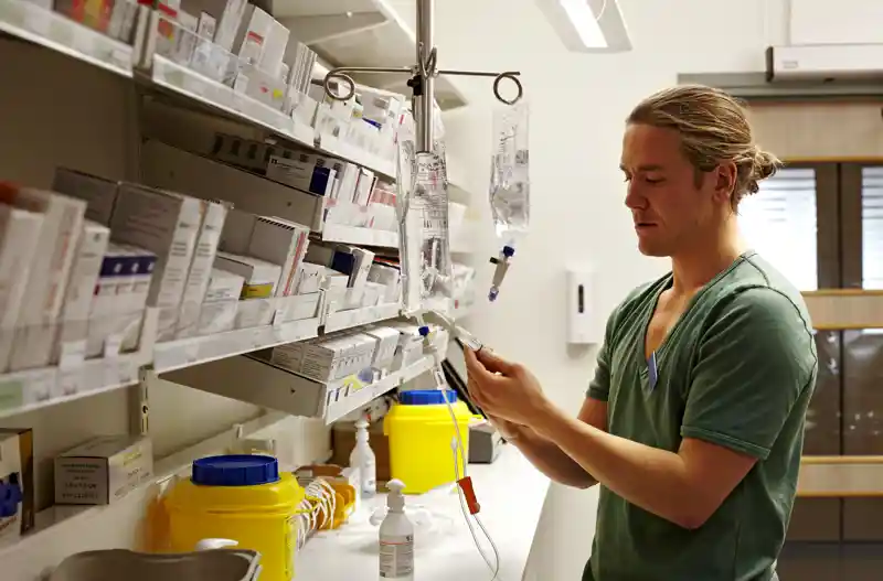 Vårdpersonal som förbereder läkemedel.