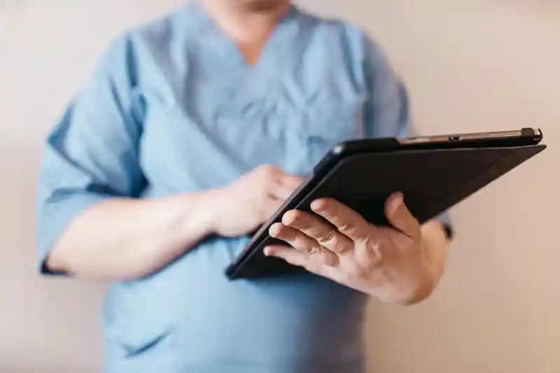 Vårdpersonal med surfplatta