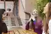 En grupp unga kvinnor sitter runt ett träbord på en skolgård.