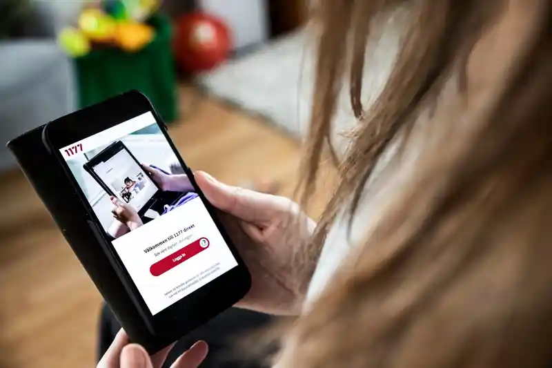 Mobiltelefon med inloggningssidan för 1177 direkt på skärmen.