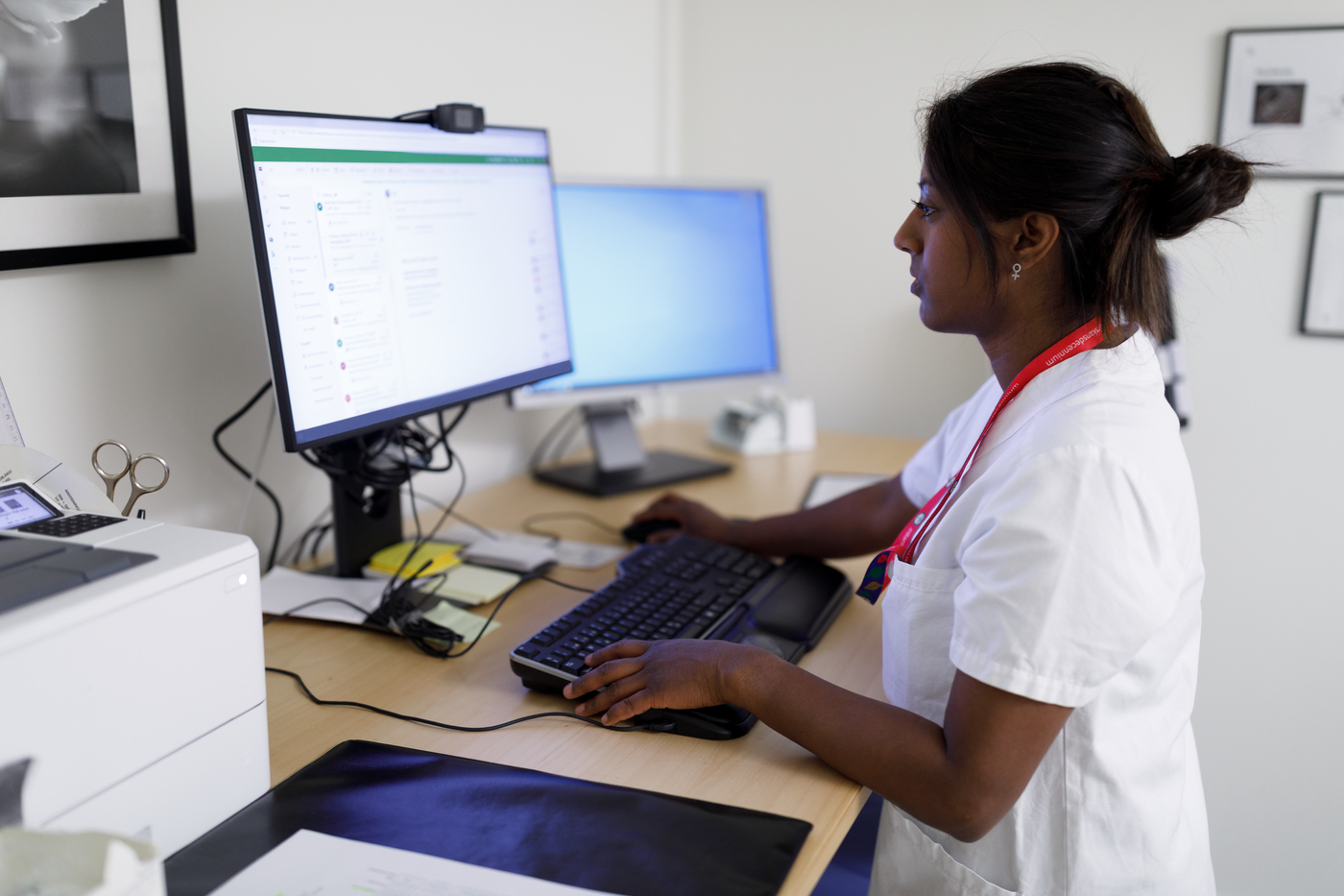 Bild på läkare vid dator