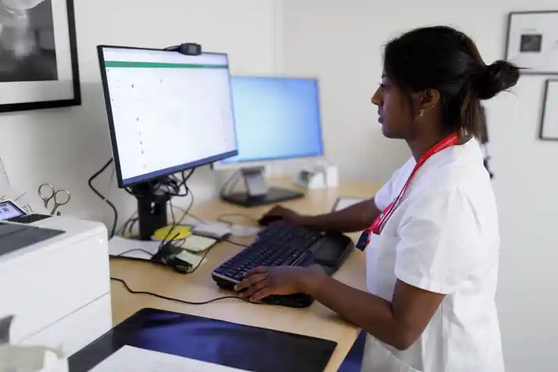 Bild på läkare vid dator