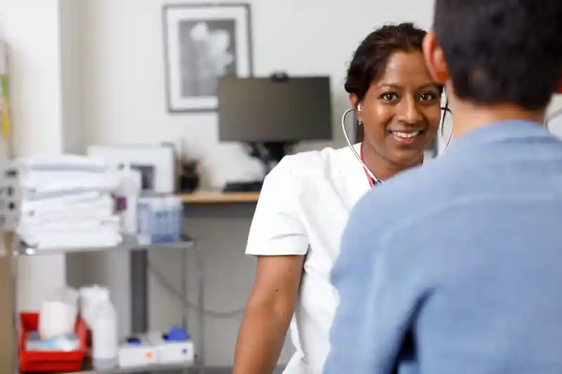 Bild på läkare som undersöker ett barn