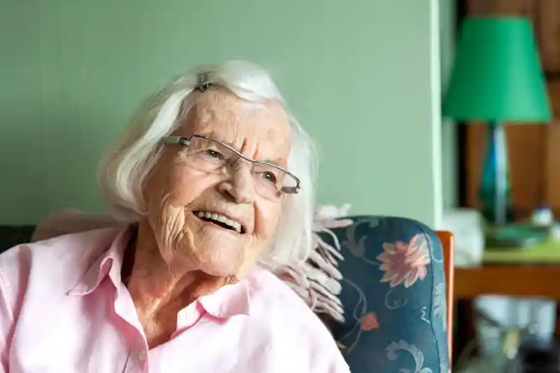 Bild på äldre dam som ler
