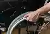 En hand på ett rullstolsdäck.