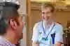 Sjuksköterska i samtal med patient.