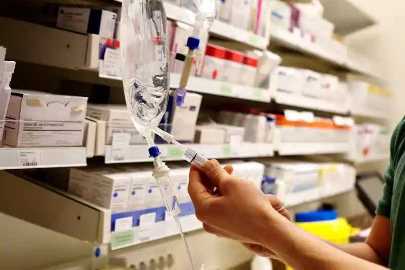 Vårdpersonal administrerar dropp i medicinrum.