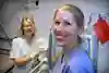 Två sjuksystrar ler in i kameran.